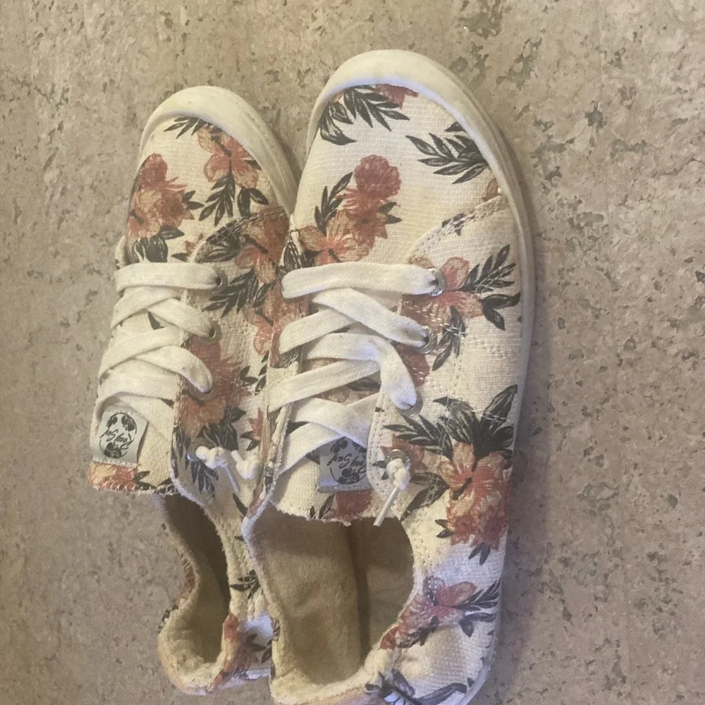 Cream and Pink Floral Sneakers with Lace-Up Design - Picture 2 of 2